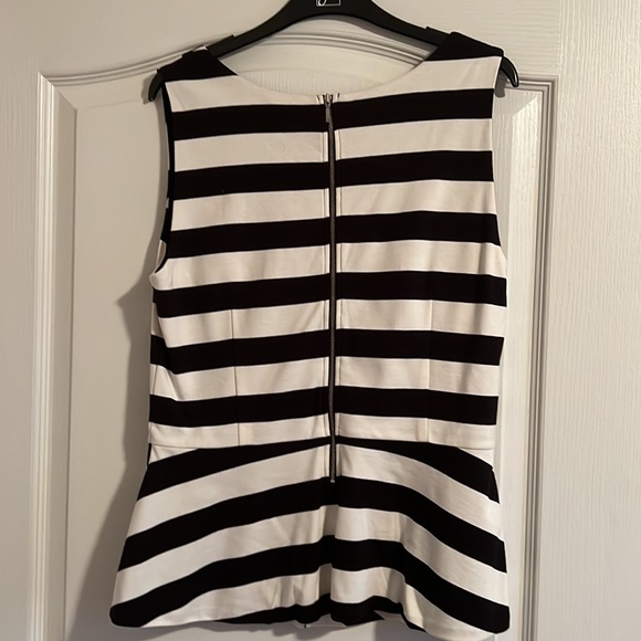 Sleeveless peplum top with black and white chevron pattern - Picture 3 of 4